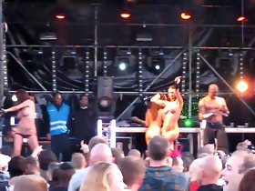 nackt auf der Bühne gogo Mädchen bei Rave-Techno-Konzert 2