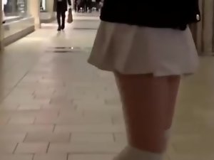 Teen Walking nearby Ostentatious display mit Vibrator