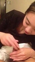 韓国の女の子は、小さな哀れな韓国のペニスで遊んでいます