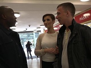 Amatör bir bütün ırklararası cuckold kamera için kıçına dozunu alır