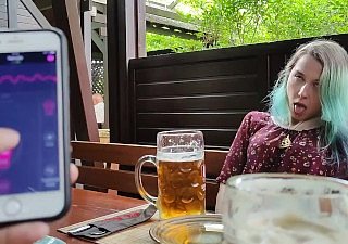 At a distance Orgasmuskontrolle meiner Stiefschwester in der Bar!