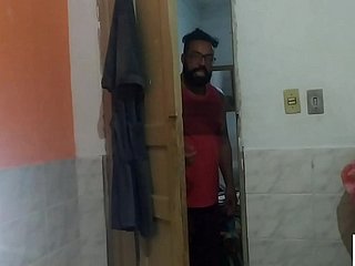 Hamile Siririca/Mariana Estrada'ya dokunuyor.