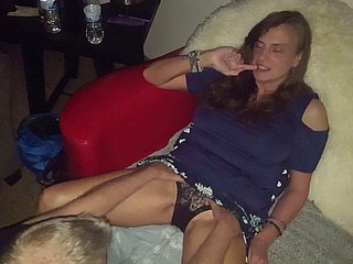 Mój przyjaciel liże moją żonę do kilku orgazmów