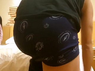 Wanita pejabat Cina mempunyai tarikh seks dengan orang asing.