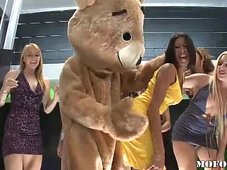 Tanzbär Fucks Latina Kayla Carrera in heißer Junggesellenparty