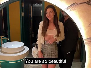 Bella attrice porno sottile si fa occasionalmente cazzo nel WC del ristorante