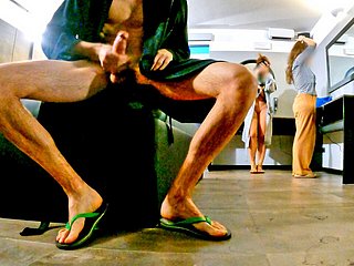 Karışık tuvalet macerası: maceranın ikinci kısmı, iki sürtüklere yanıp sönen horoz ve gerçekten büyük cumshot