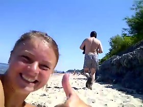 pervers branler dans frigidity plage de femme d'enregistrement et de rire