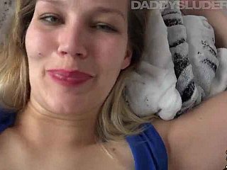 请让我们在他妈的daddys luder时一起性高潮