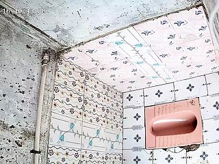Little girls' room pubblica virale c_c_t_v clip virale