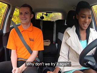 Baise interraciale dans unfriendliness voiture avec unfriendliness maigre fille d'ébène Asia Rae.