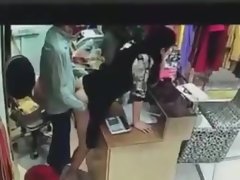 ボスは、中国でのレジの後ろの従業員とセックスを持っています
