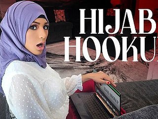 نشأت الفتاة المحجبة نينا وهي تشاهد أفلام المراهقين الأمريكية وهي مهووسة بأن تصبح ملكة الحفلة الراقصة