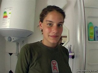 Skanky الینا ایک گرم شوقیہ فحش ویڈیو میں ایک سر دیتا ہے