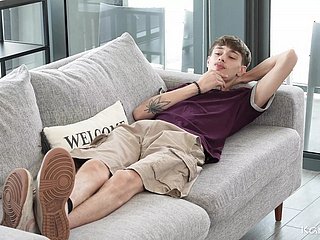 Heißes blondes Teenie hat endlich einen Orgasmus, nachdem es den riesigen Schwanz seines Stiefbruders gefickt hat