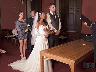 Killa Raketa ha organizzato del sesso bollente durante benumbed cerimonia di matrimonio