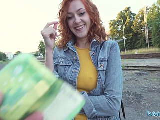 Cherry Not burdensome lutscht an der Bushaltestelle einen Schwanz, um etwas Geld für ein Taxi zu verdienen