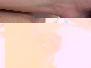 섹시한 병아리 벨 클라리는 그녀의 다리를 펼치고 진동기를 사용합니다.