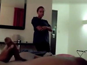 Camarera de tourist house capturas Él Sacudidas y relojes él Cum