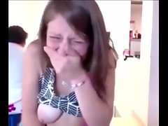 La figlia ha l'orgasmo silenzioso e schizza