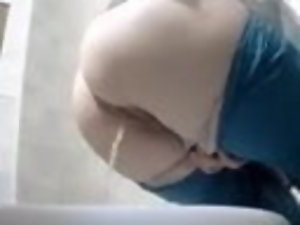 ناضجة طبيب يتبول في المرحاض! تيار قوي! كاميرا خفية!