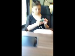 หญิงสาวในด้านหน้าของฉันบนรถไฟ