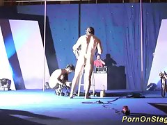 ステージ上で狂ったフェティッシュ針ショー