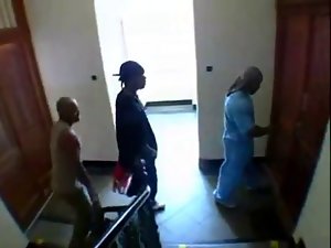 Trois noirs baise une blonde