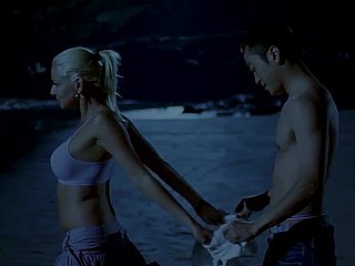 Hombre chino y niña blanca en freeze playa (2007)
