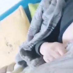 genç adam büyükbabayı emmek