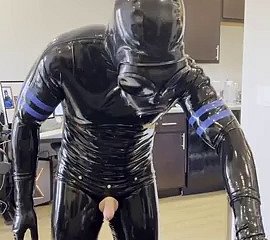 Rubberdrone se branle dans des chaussettes en latex