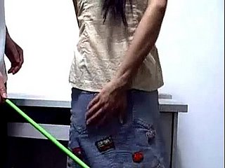 중국 소녀를위한 통조림 때리기