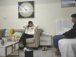 Seorang wanita cantik keluar untuk membuka rumah. Wanita Cina sangat gembira