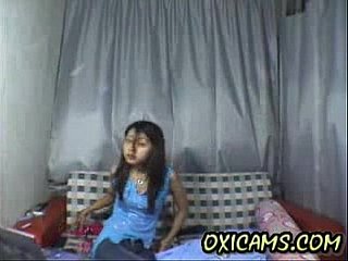 Schattige Chinese tiener danst naakt op webcam (nieuw 1)