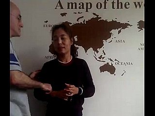 Un uomo americano, sua moglie cinese e un ragazzo cinese tre spoon out a Dongguan