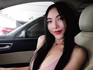 Newborn Cina yang sempurna dengan DD Soul striptis dalam kereta