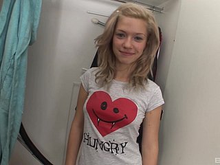 پیاسی سنہرے بالوں والی نوعمر سلٹ بی بی نول کو اس کے slutty منہ میں سہ کی ضرورت ہے۔