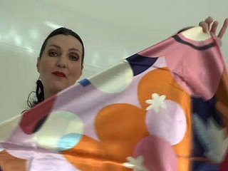 Demostración de un hermoso pañuelo de satén, JOI Laddie Victoria Valente