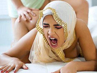 La bella musulmana con le tette succose Babi Fame si cully e prende un grosso cazzo nel culo - Hijab Hookup