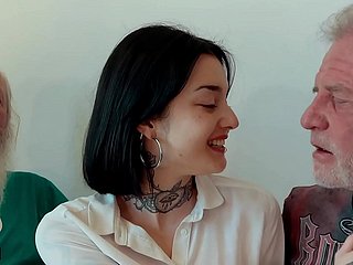 Jovem morena faz sexo a três com velhos e engole porra