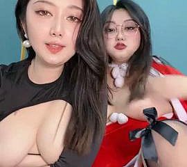 2人のぽっちゃり巨乳中国人女の子のカムショー