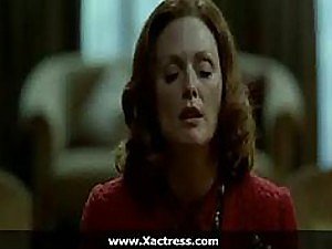 گرم سرخ بالوں والی جولیان مور نے ایک گرم جنسی منظر میں ایک لنڈ کو چدایا اور وانکس کیا۔