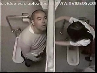 टीचर ने स्टूडेंट को टॉयलेट में चोदा