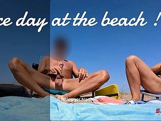 Se masturba en la playa de Cap d'Agde y pasa por detrás de ellas. ¡Qué buena exhibición!