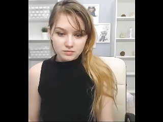 Teen bionda Tori rivelando il suo corpo nudo agli occhi di tutti