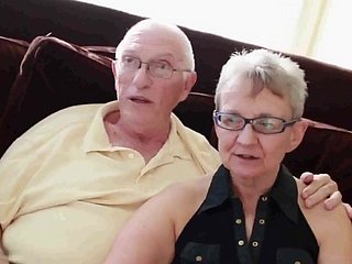 Oma und Opa mit Jungen