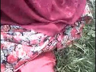 دیسی لڑکی جنگل میں اس کی چھاتی اور بلی کو ظاہر کرتا ہے