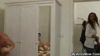 Cô thấy chồng mình lừa dối với mẹ cô trưởng thành