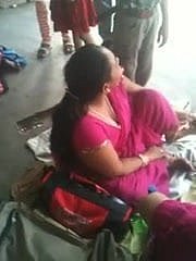 Rondborstige Indische MILF on a Passenger station 2 (o) (o)