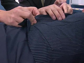 Biznesmeni mogą & amp; # 039; t oprzeć gorącej sekretarce i orgia ją